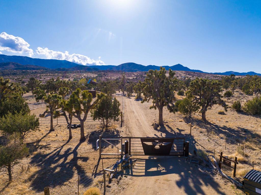 1102 Burlington Rd, Pioneertown, CA 92268