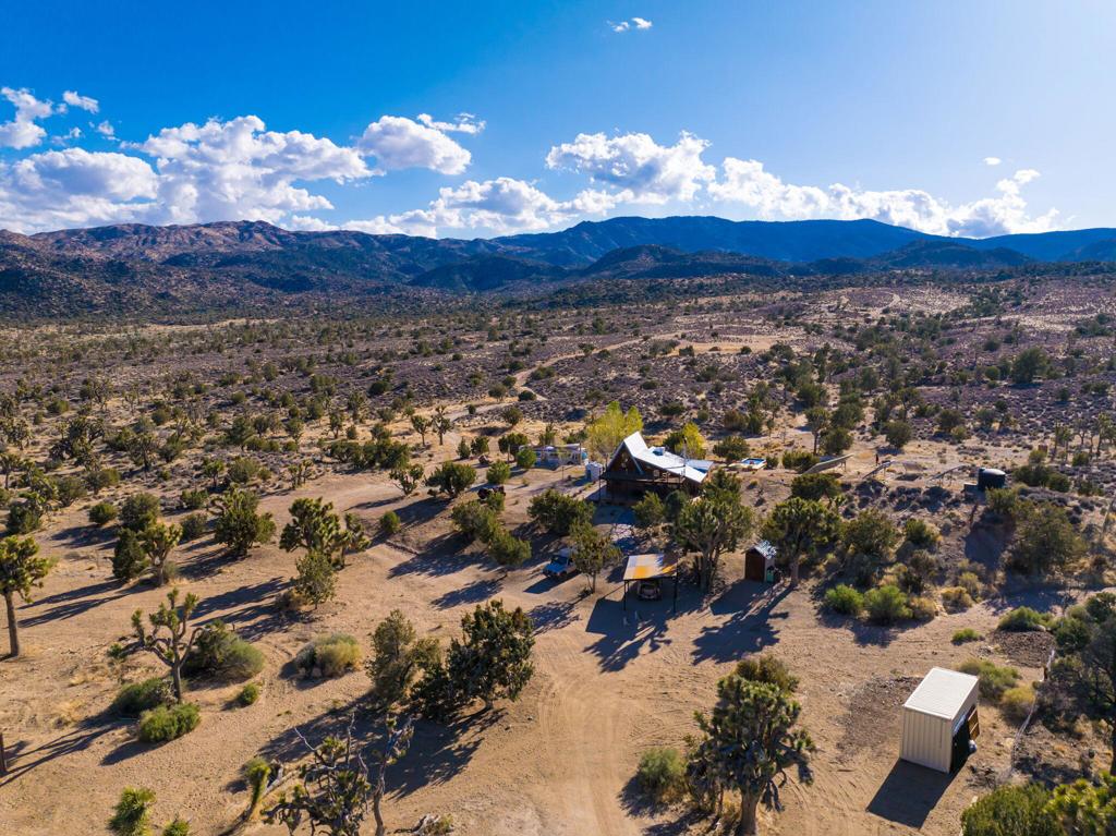 1102 Burlington Rd, Pioneertown, CA 92268