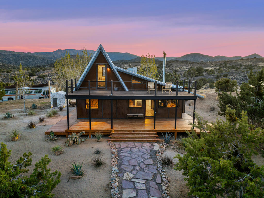 1102 Burlington Rd, Pioneertown, CA 92268