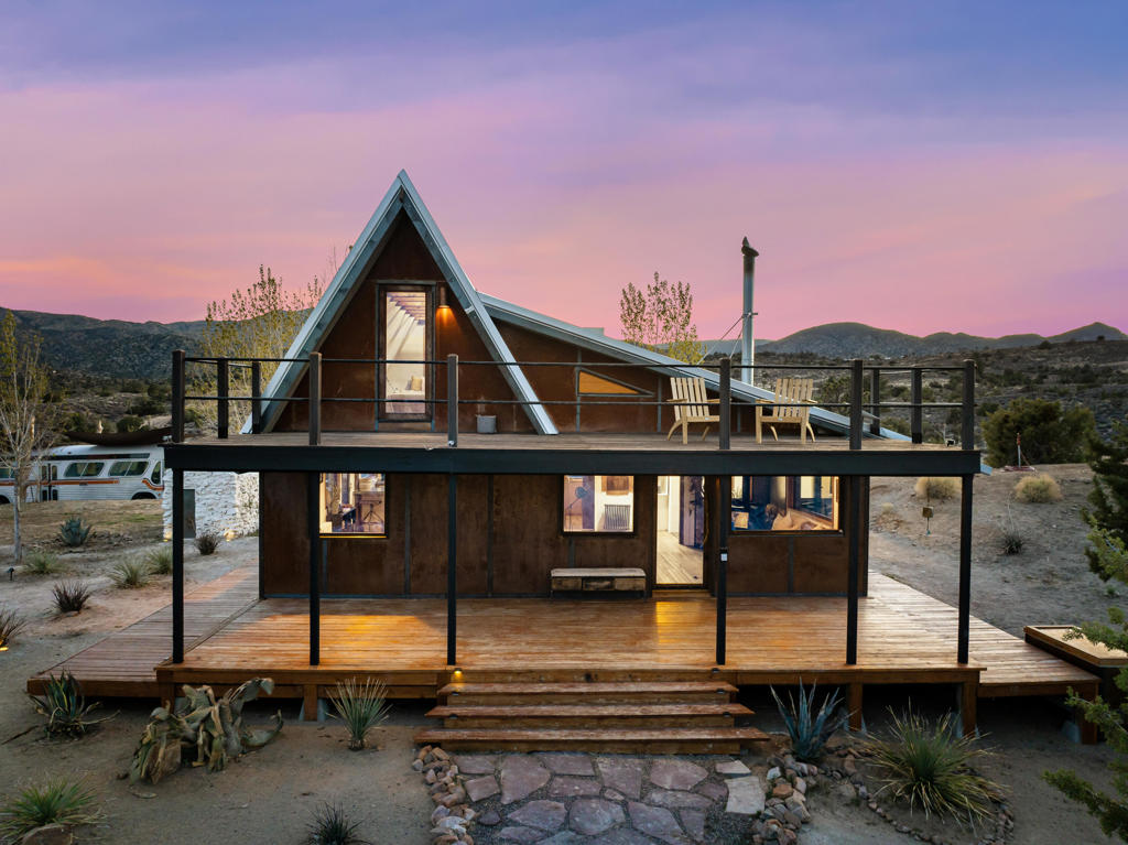1102 Burlington Rd, Pioneertown, CA 92268