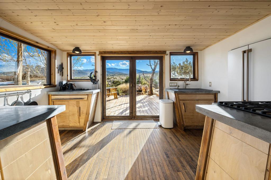 1102 Burlington Rd, Pioneertown, CA 92268