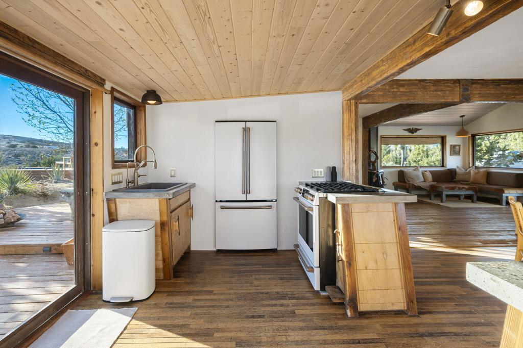 1102 Burlington Rd, Pioneertown, CA 92268