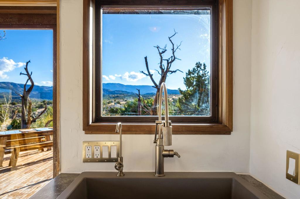 1102 Burlington Rd, Pioneertown, CA 92268
