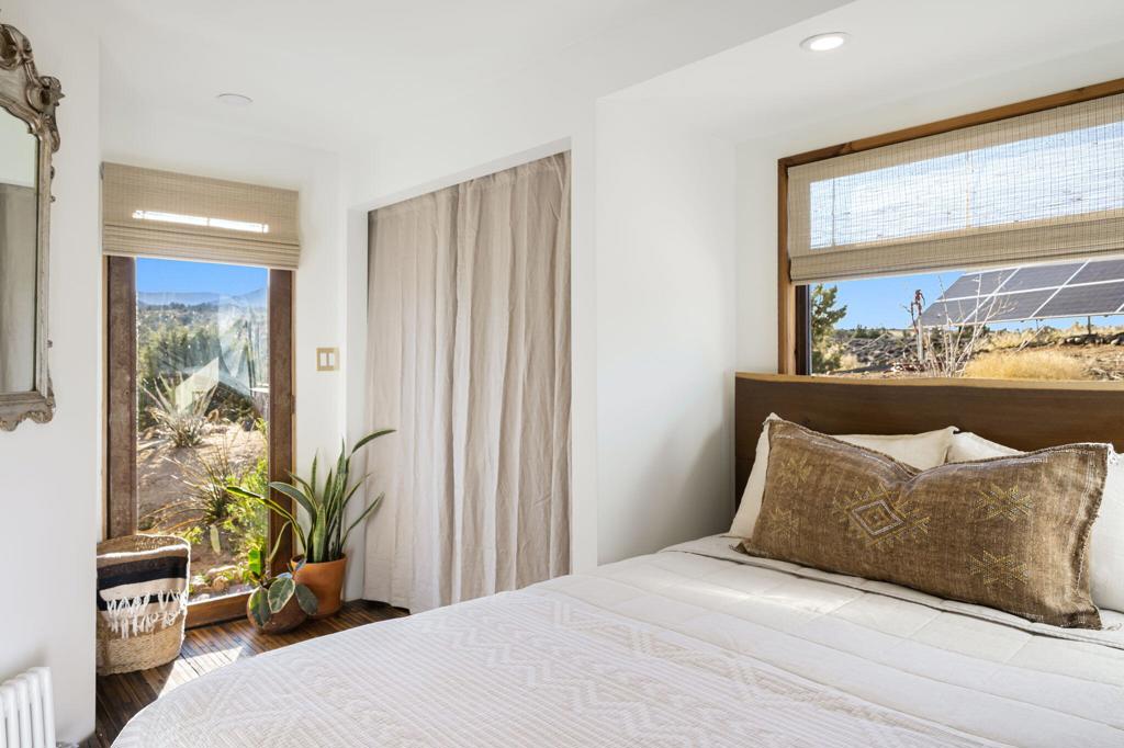 1102 Burlington Rd, Pioneertown, CA 92268