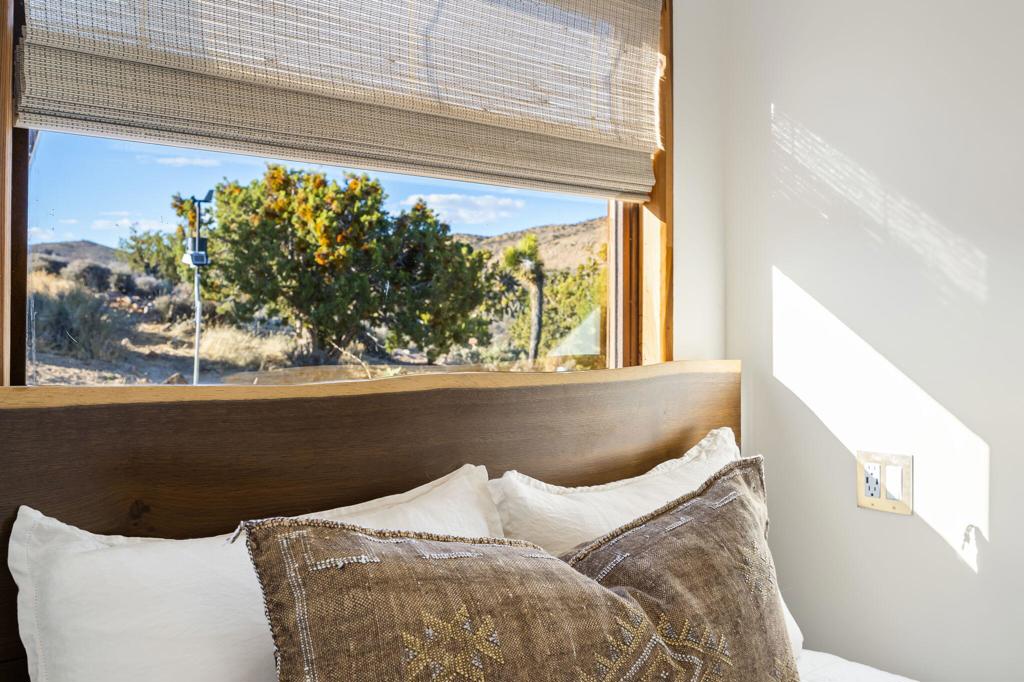 1102 Burlington Rd, Pioneertown, CA 92268