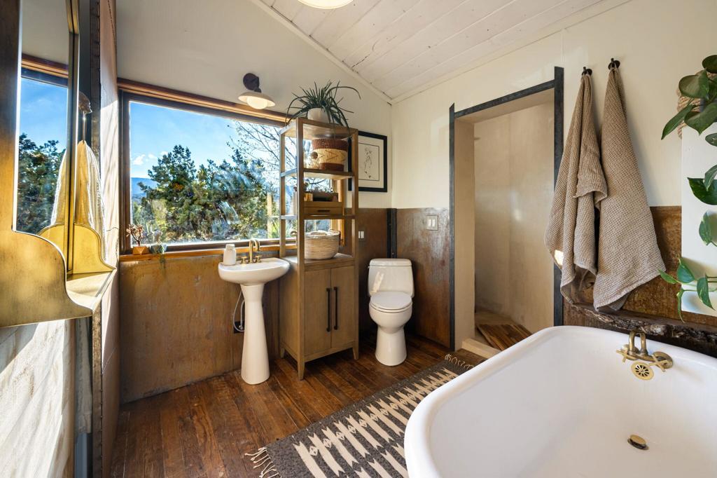 1102 Burlington Rd, Pioneertown, CA 92268