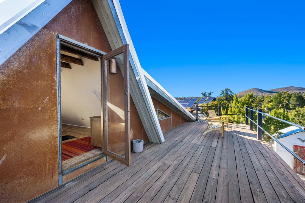 1102 Burlington Rd, Pioneertown, CA 92268