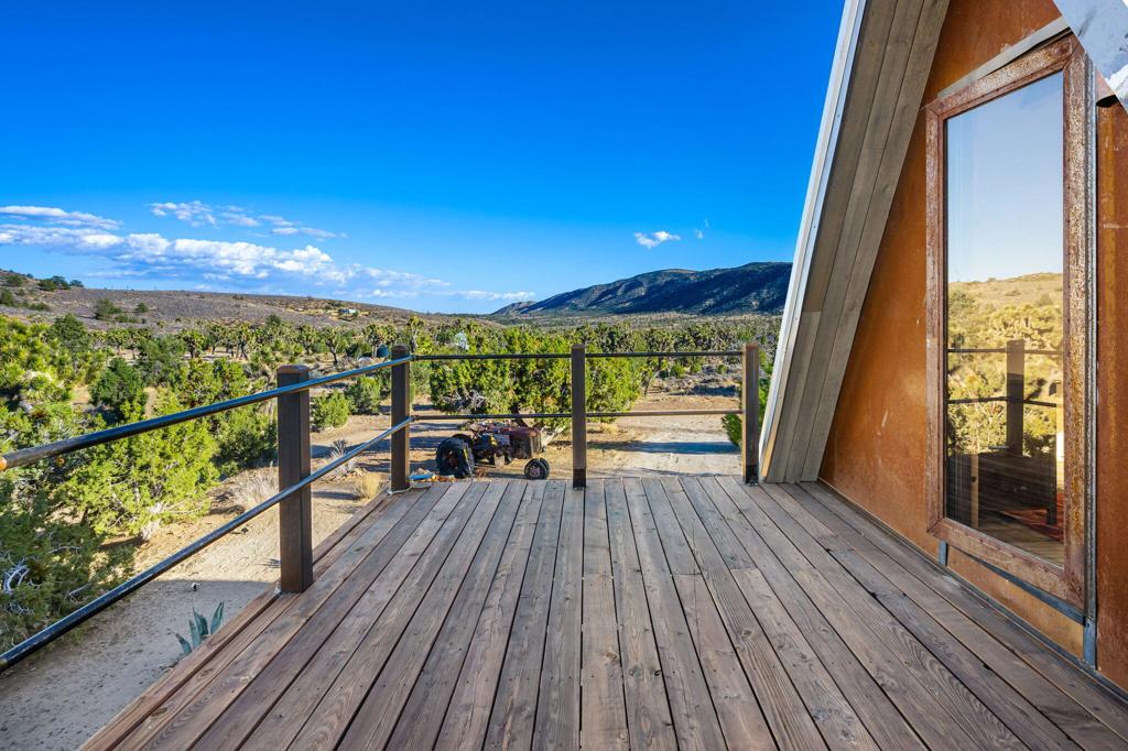 1102 Burlington Rd, Pioneertown, CA 92268