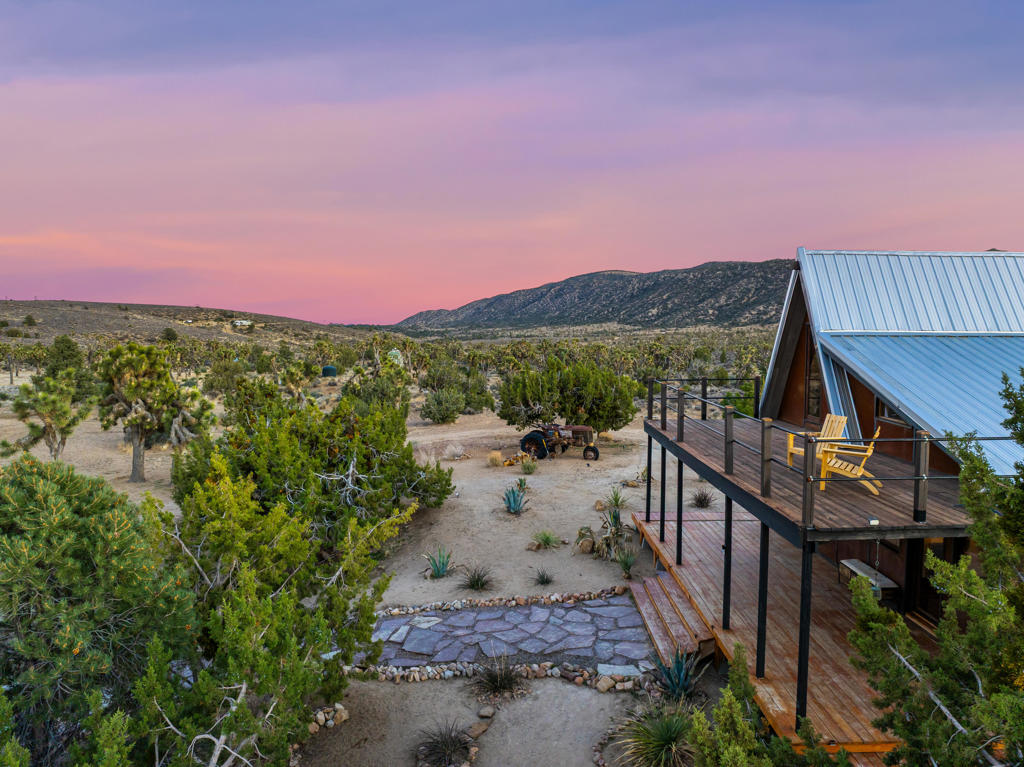 1102 Burlington Rd, Pioneertown, CA 92268