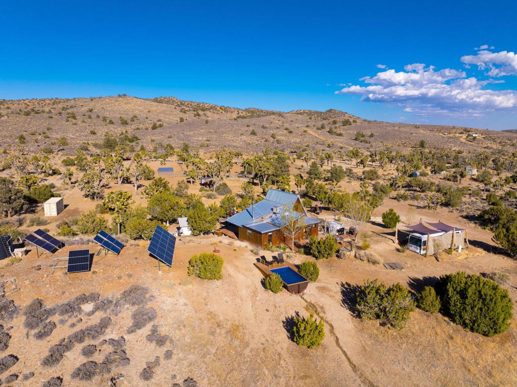 1102 Burlington Rd, Pioneertown, CA 92268