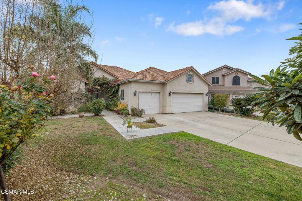 1185 E Ramblewood Dr, Dinuba, CA 93618