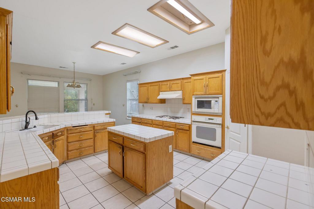 1185 E Ramblewood Dr, Dinuba, CA 93618