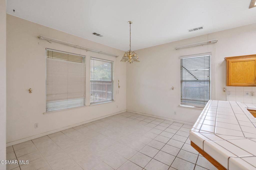 1185 E Ramblewood Dr, Dinuba, CA 93618