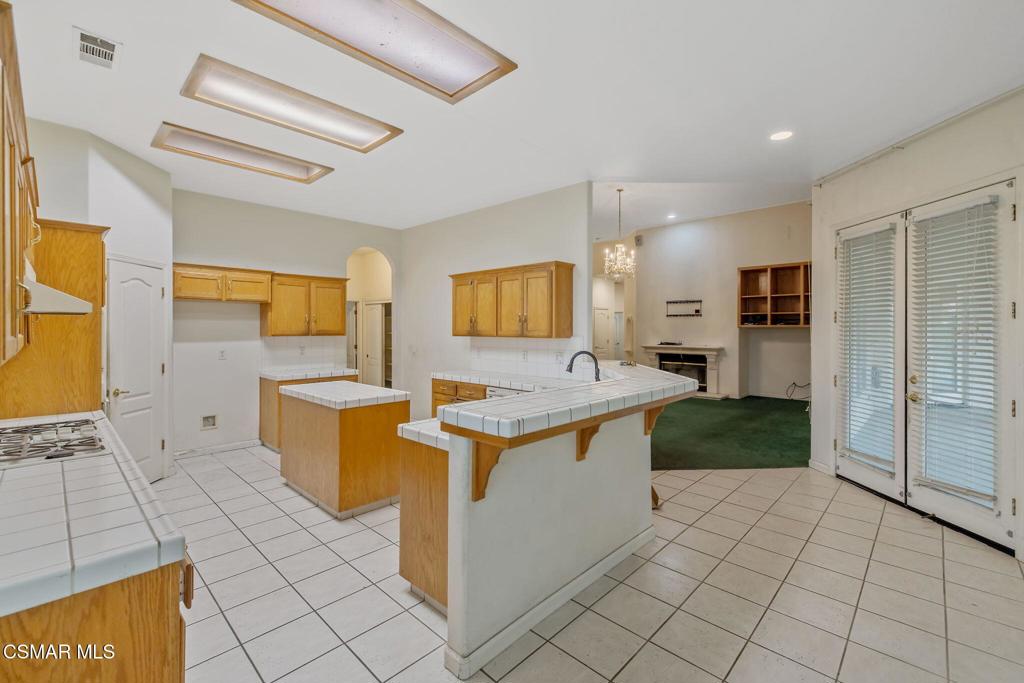 1185 E Ramblewood Dr, Dinuba, CA 93618