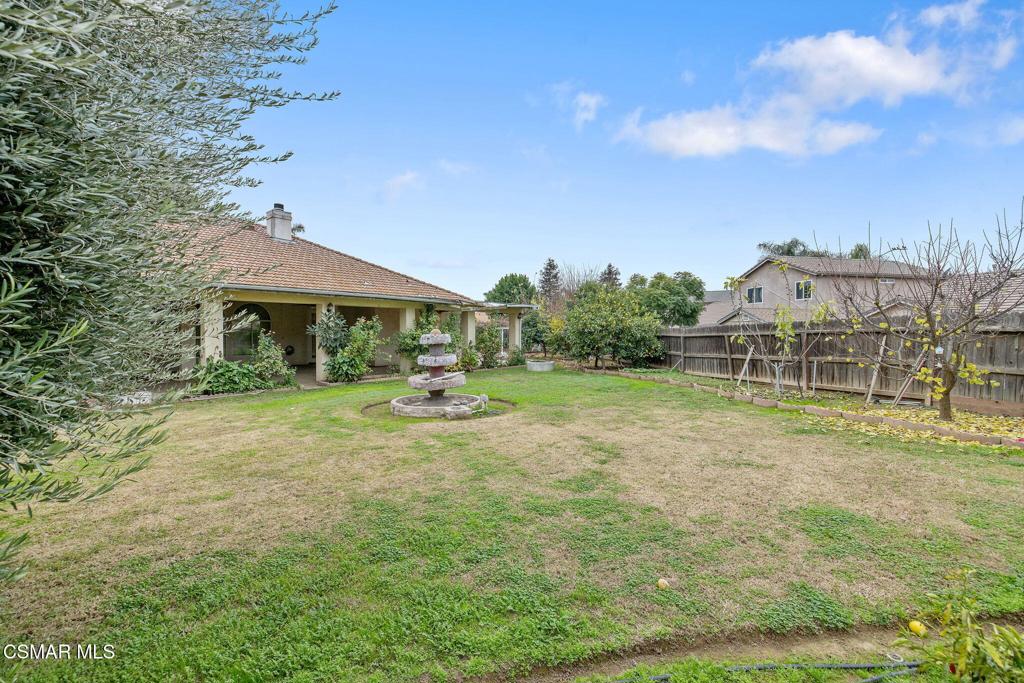 1185 E Ramblewood Dr, Dinuba, CA 93618