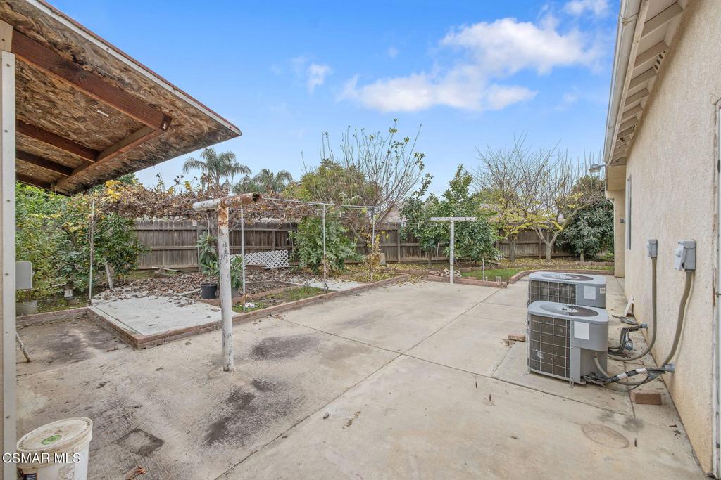 1185 E Ramblewood Dr, Dinuba, CA 93618