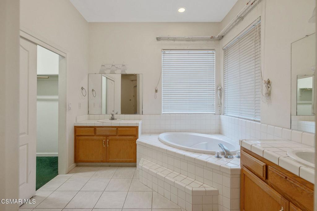 1185 E Ramblewood Dr, Dinuba, CA 93618