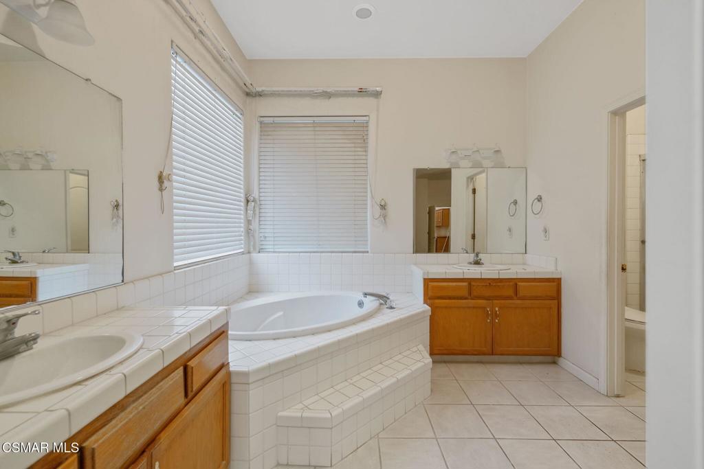 1185 E Ramblewood Dr, Dinuba, CA 93618