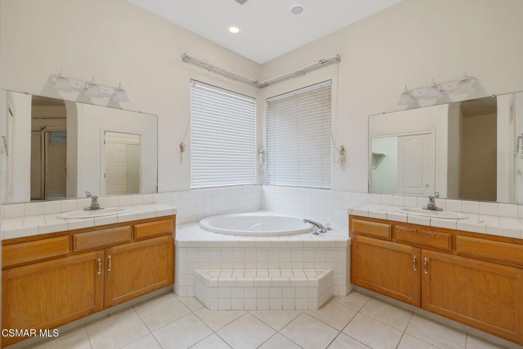 1185 E Ramblewood Dr, Dinuba, CA 93618