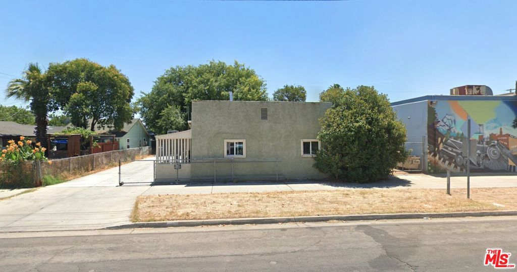 321 W Minarets Ave, Fresno, CA 93650