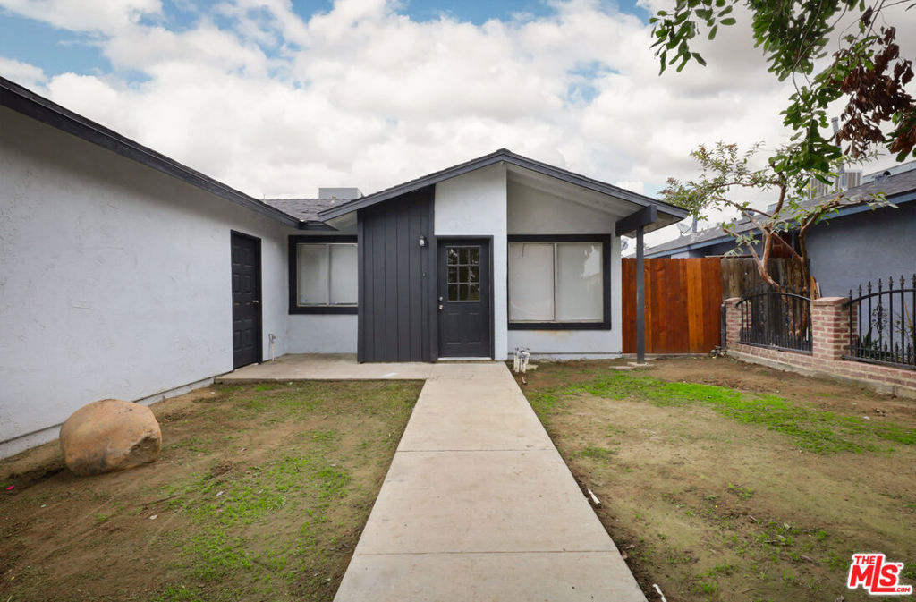 1040 Iris St, Wasco, CA 93280