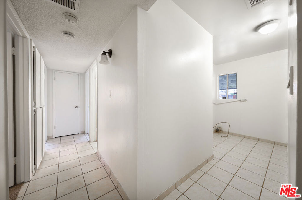 1040 Iris St, Wasco, CA 93280