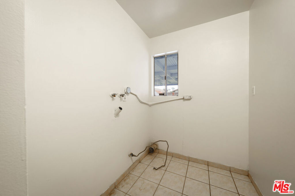 1040 Iris St, Wasco, CA 93280