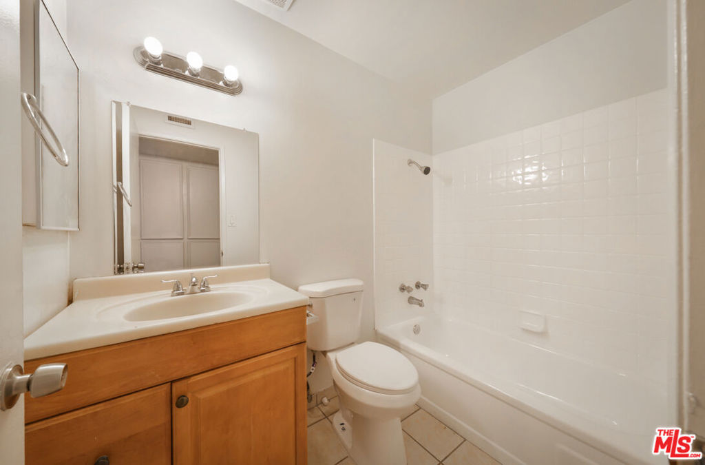 1040 Iris St, Wasco, CA 93280