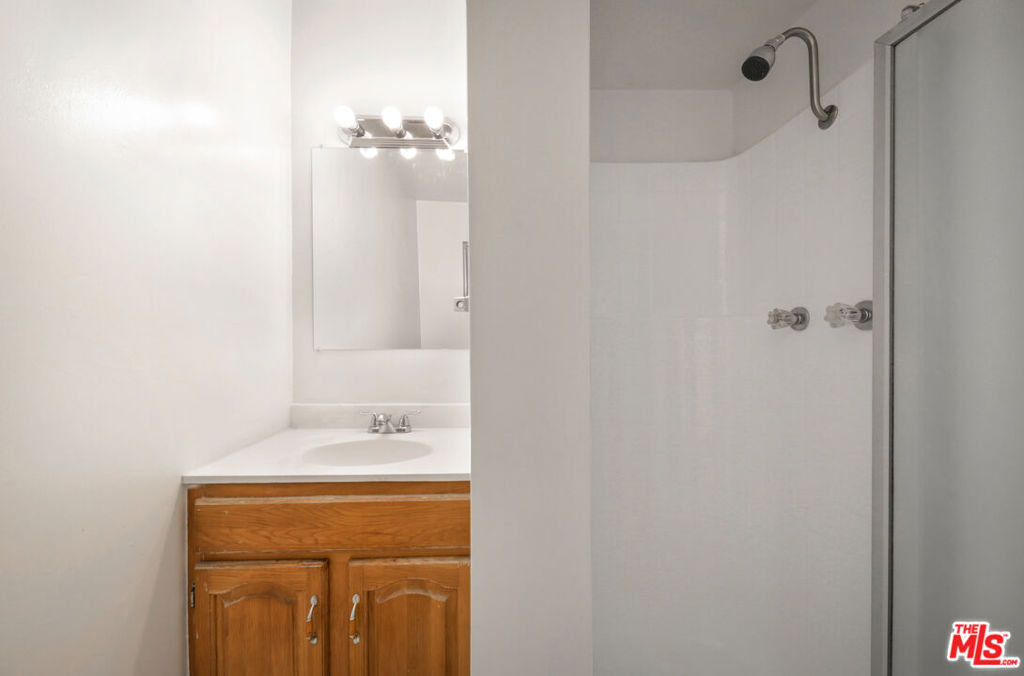 1040 Iris St, Wasco, CA 93280