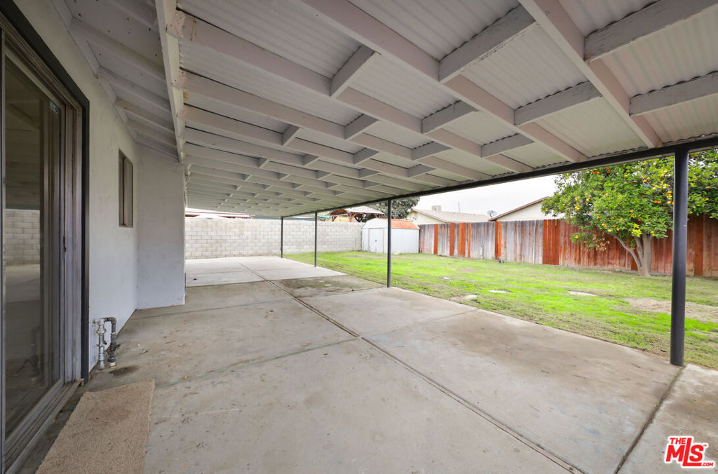 1040 Iris St, Wasco, CA 93280