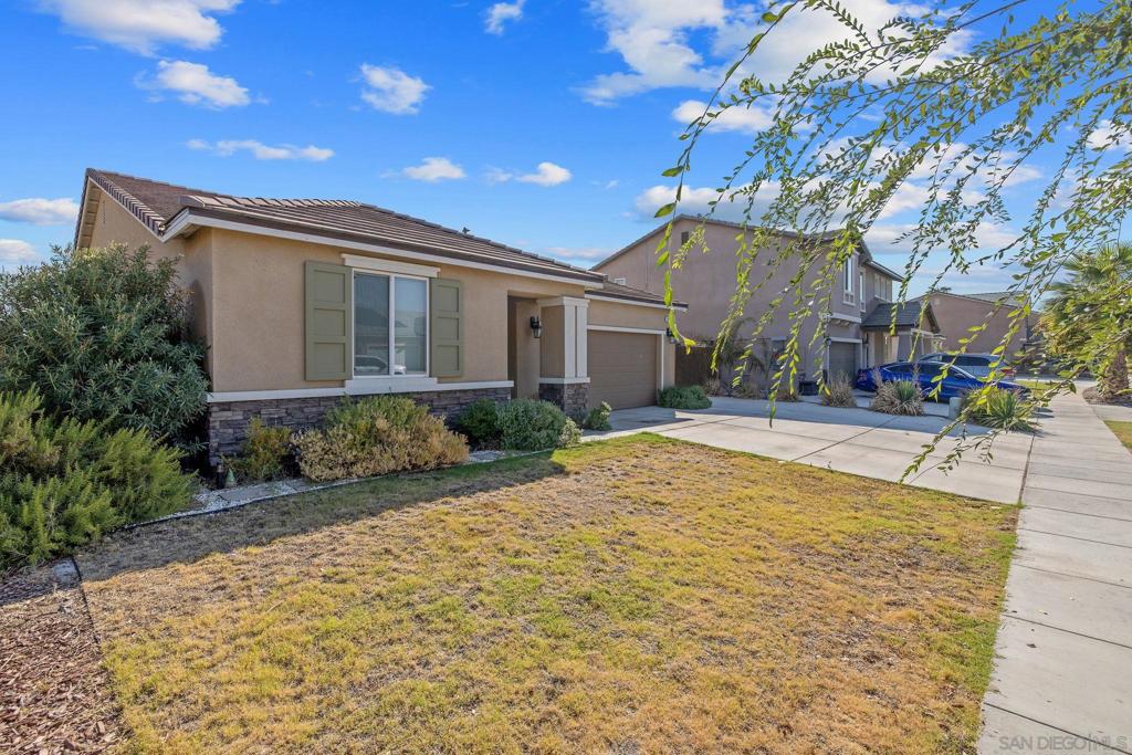 495 Pearl Dr, Lemoore, CA 93245