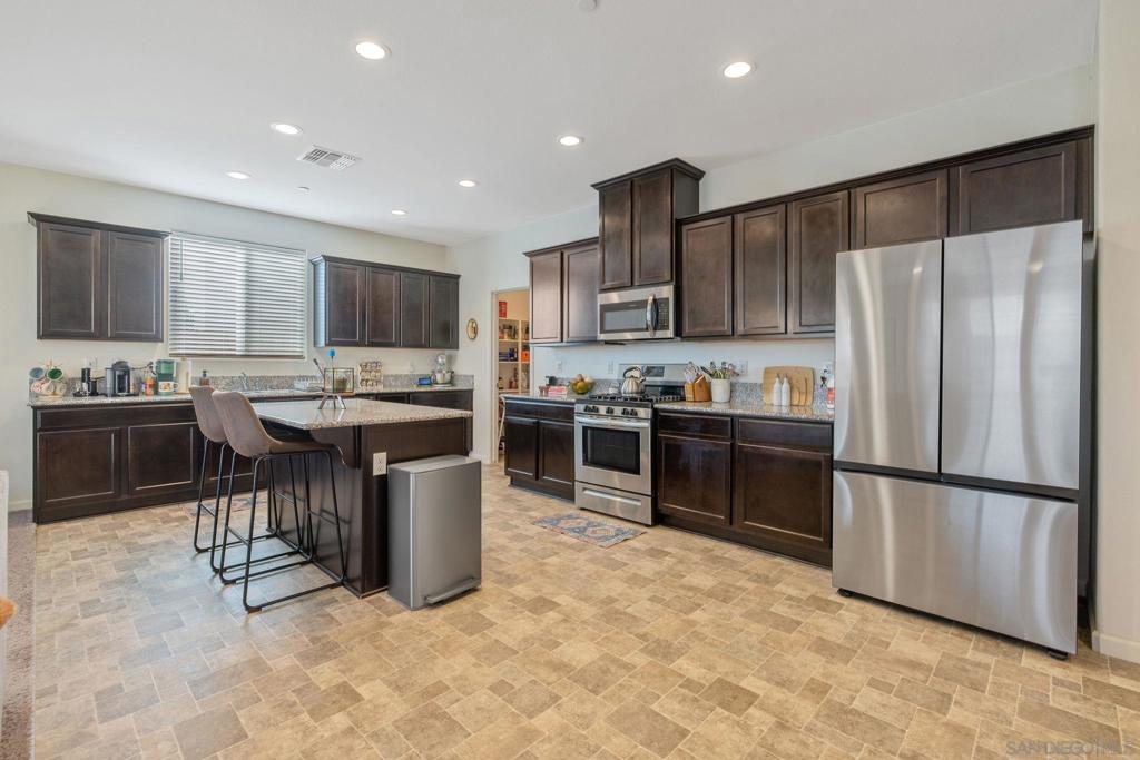 495 Pearl Dr, Lemoore, CA 93245