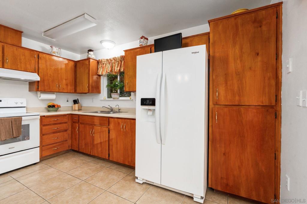 23663 Las Palmas Ave, Madera, CA 93637