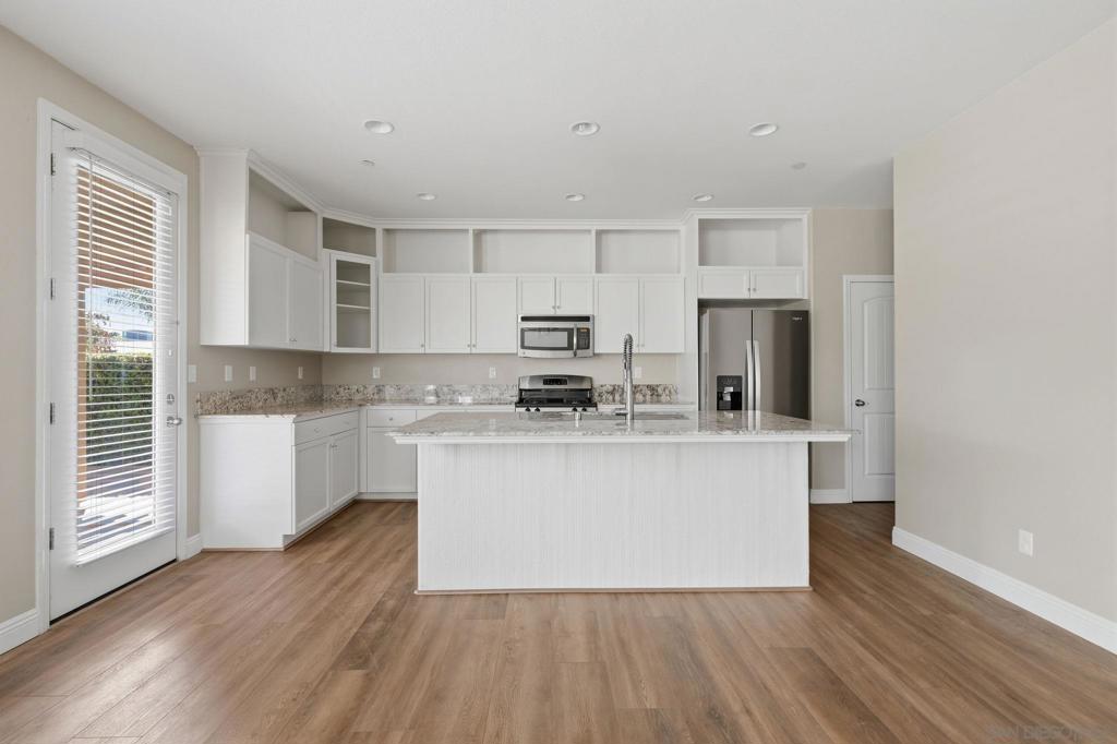 1119 W Muir Way, Hanford, CA 93230