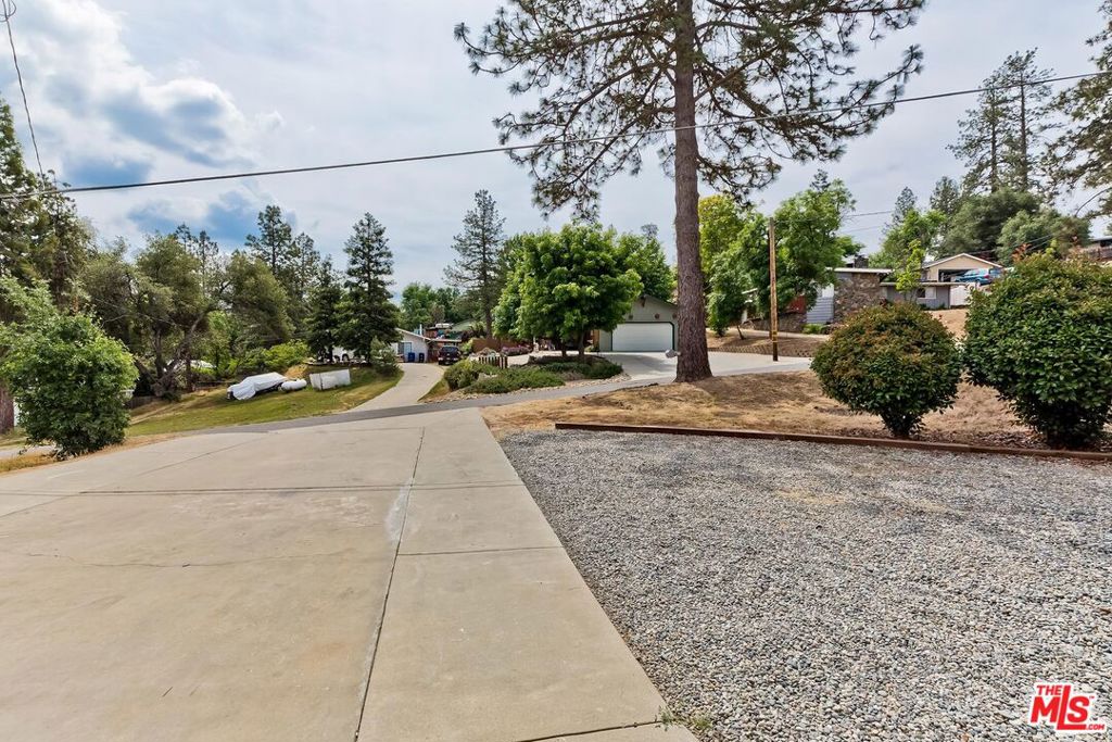 40934 Elliott Dr, Oakhurst, CA 93644