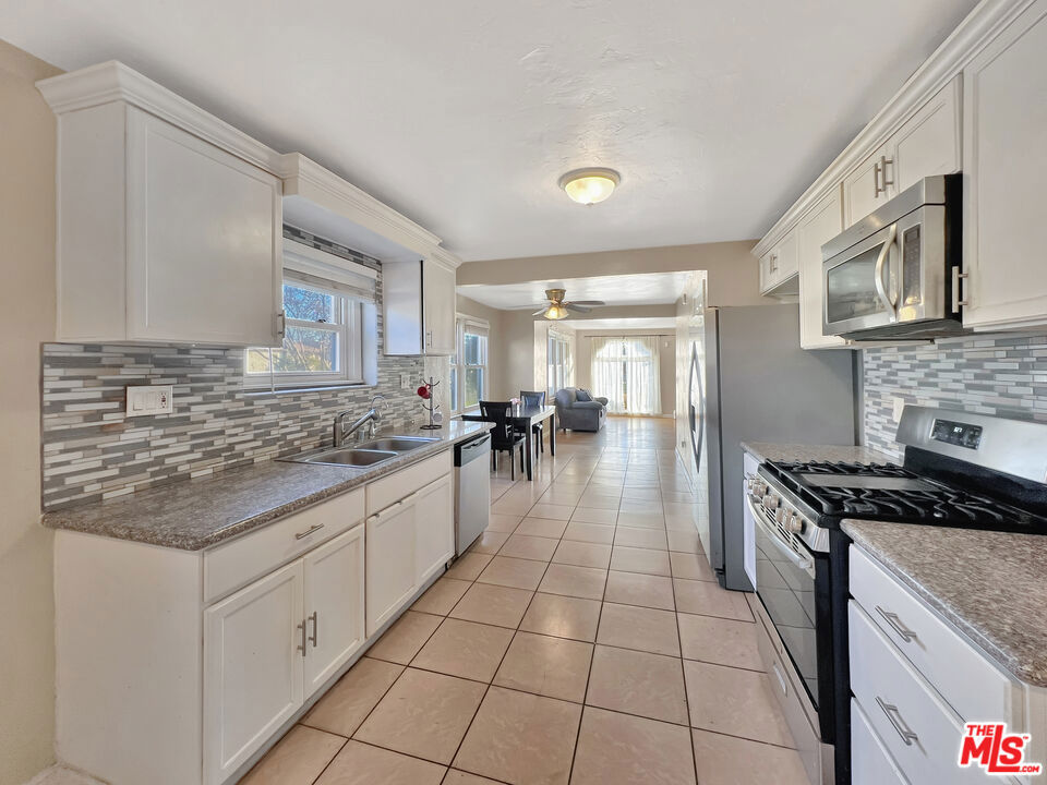 3493 E Joyce Dr, Fresno, CA 93703