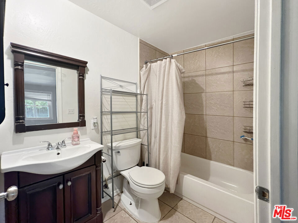 3493 E Joyce Dr, Fresno, CA 93703