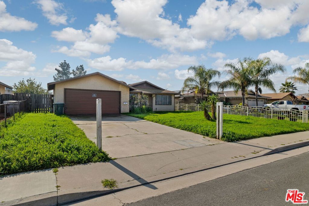 1112 Valencia Ave, Delano, CA 93215