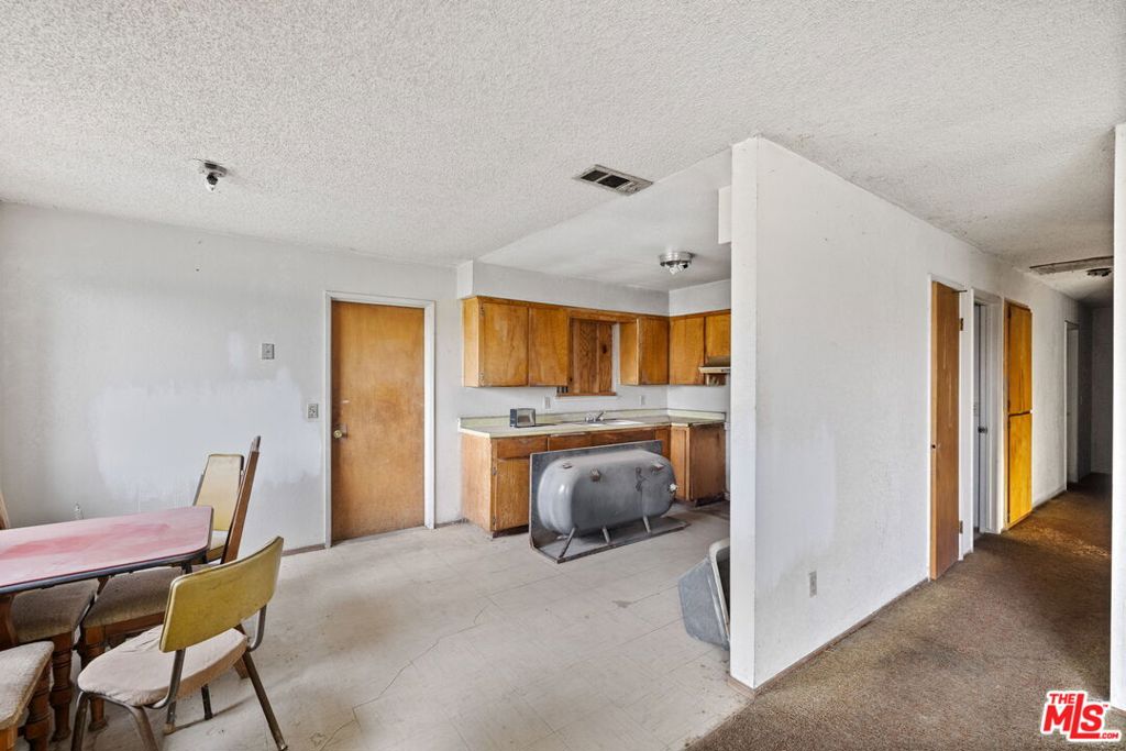 1112 Valencia Ave, Delano, CA 93215