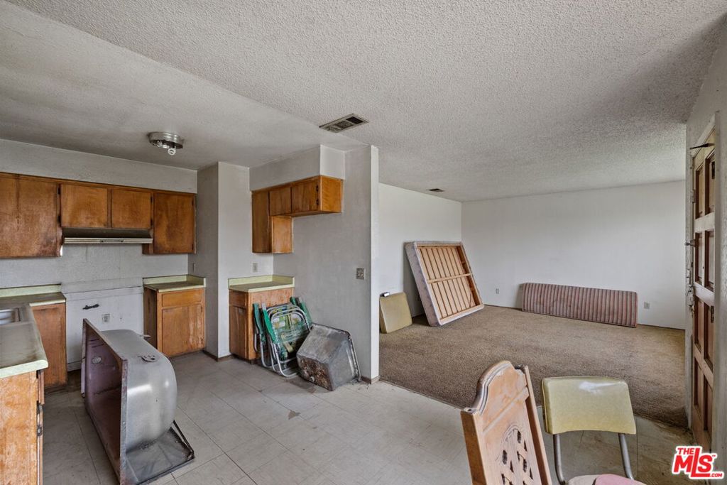 1112 Valencia Ave, Delano, CA 93215