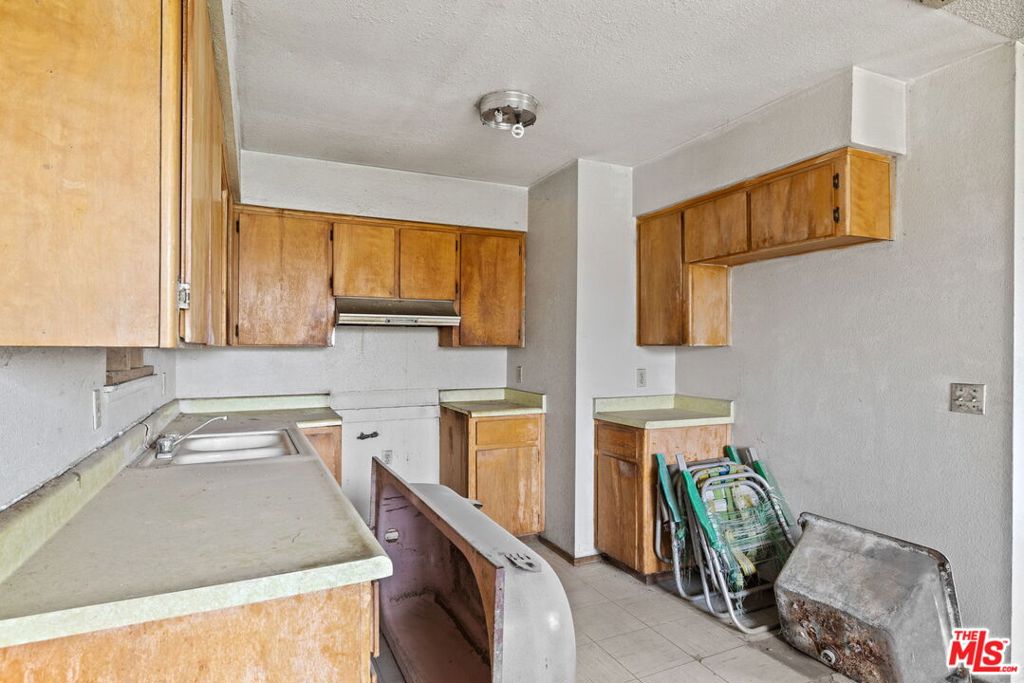 1112 Valencia Ave, Delano, CA 93215