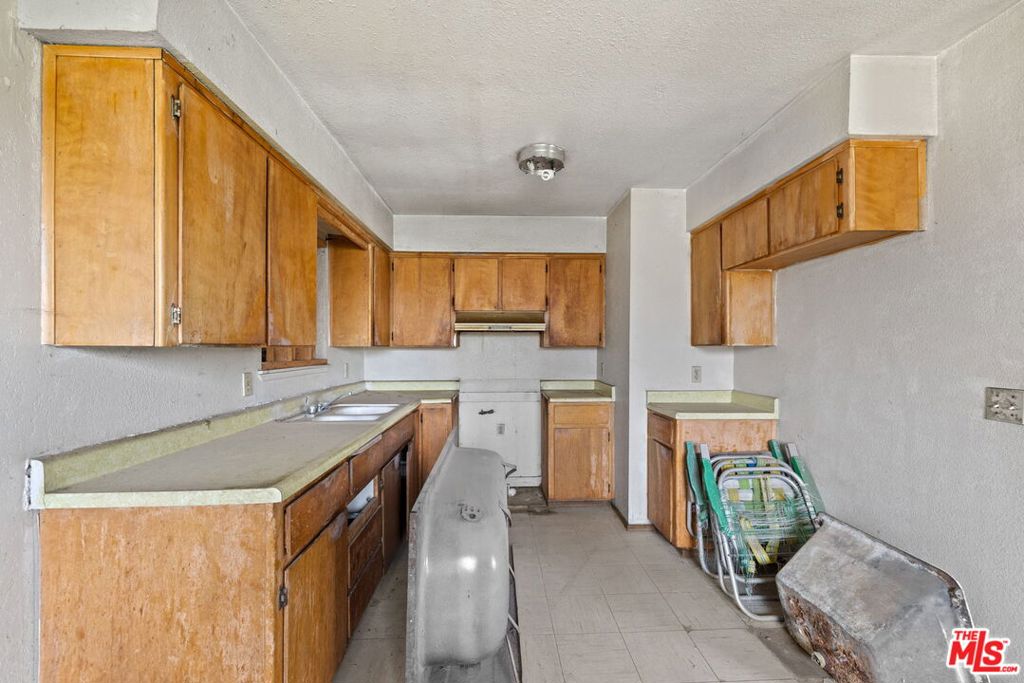 1112 Valencia Ave, Delano, CA 93215