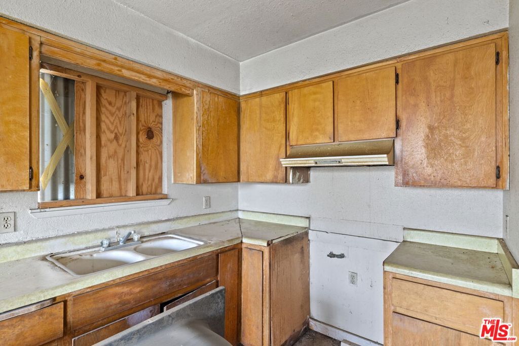 1112 Valencia Ave, Delano, CA 93215