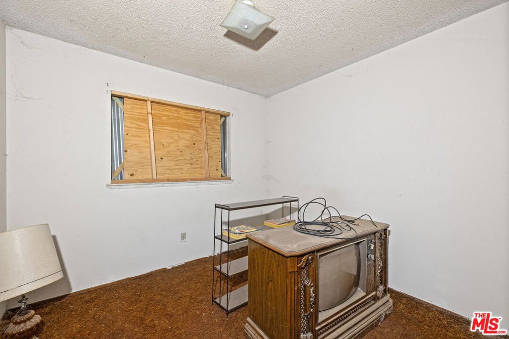 1112 Valencia Ave, Delano, CA 93215