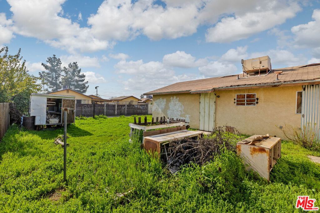 1112 Valencia Ave, Delano, CA 93215