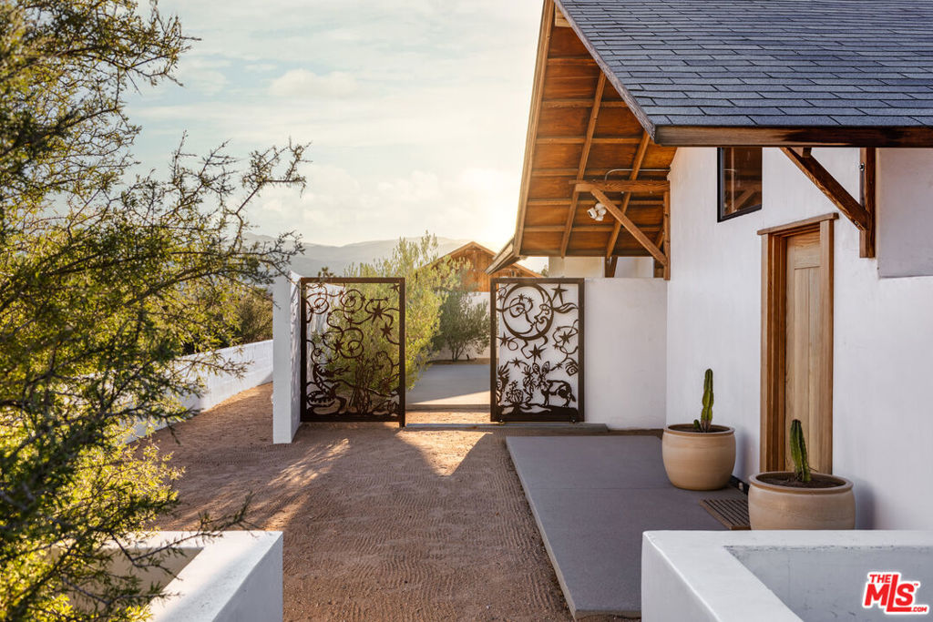 53252 Pipes Canyon Rd, Pioneertown, CA 92268