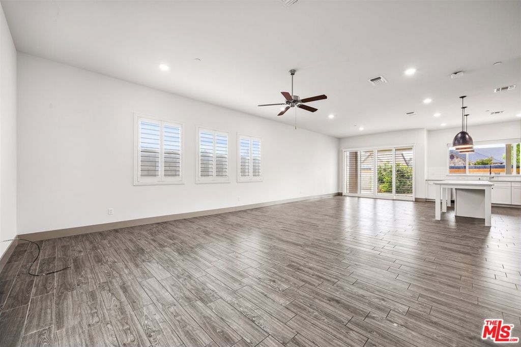 9223 Manor Glen Ln, Shafter, CA 93263