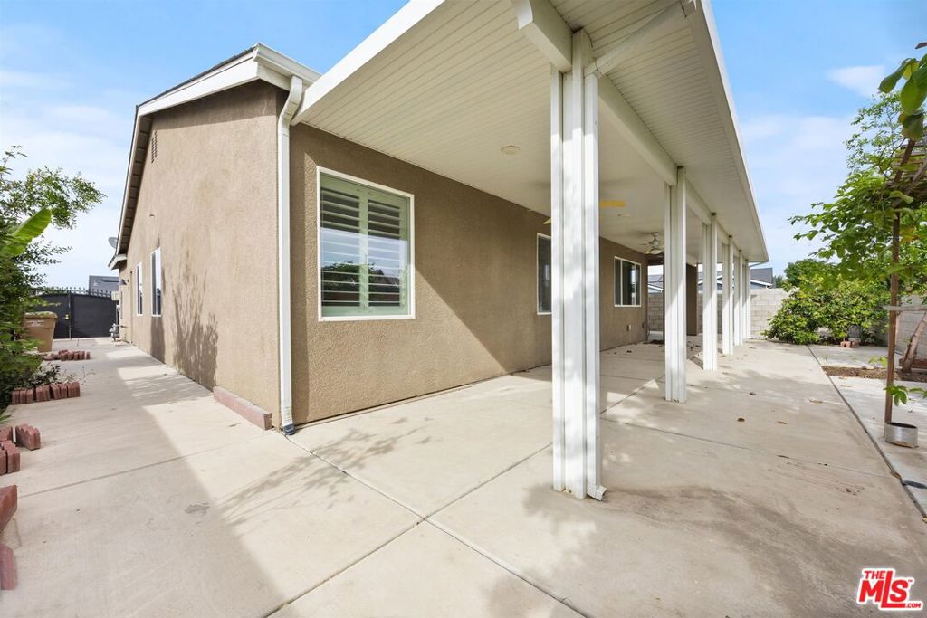 9223 Manor Glen Ln, Shafter, CA 93263