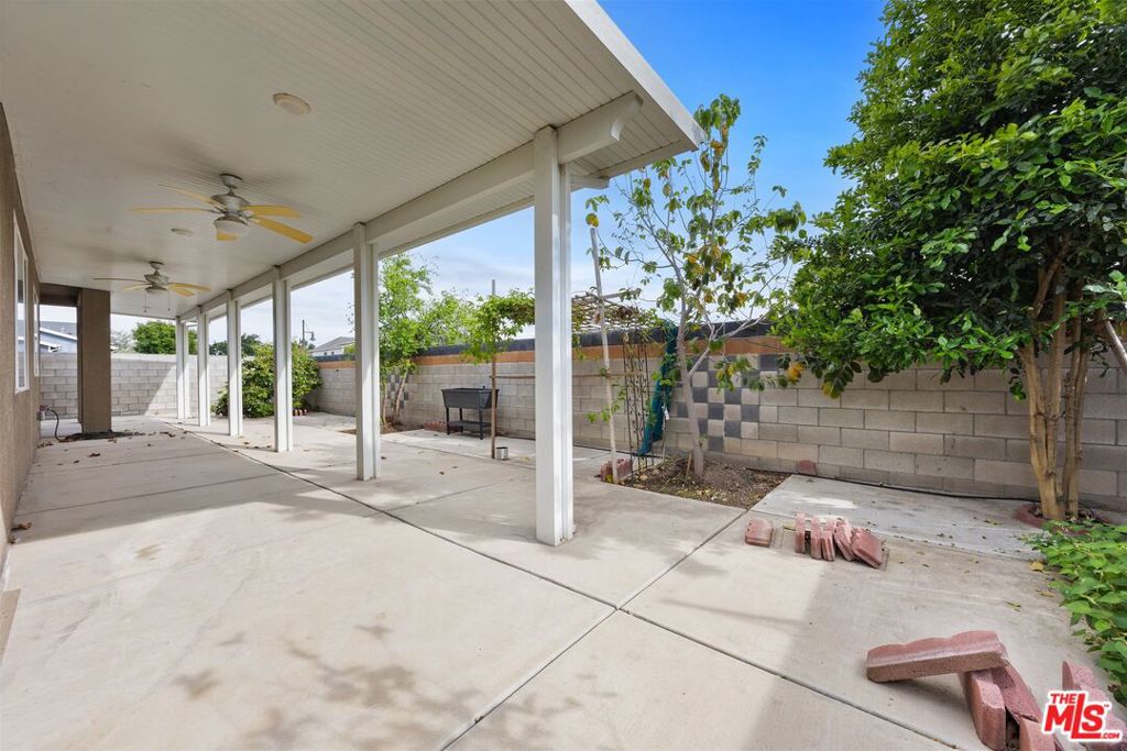 9223 Manor Glen Ln, Shafter, CA 93263