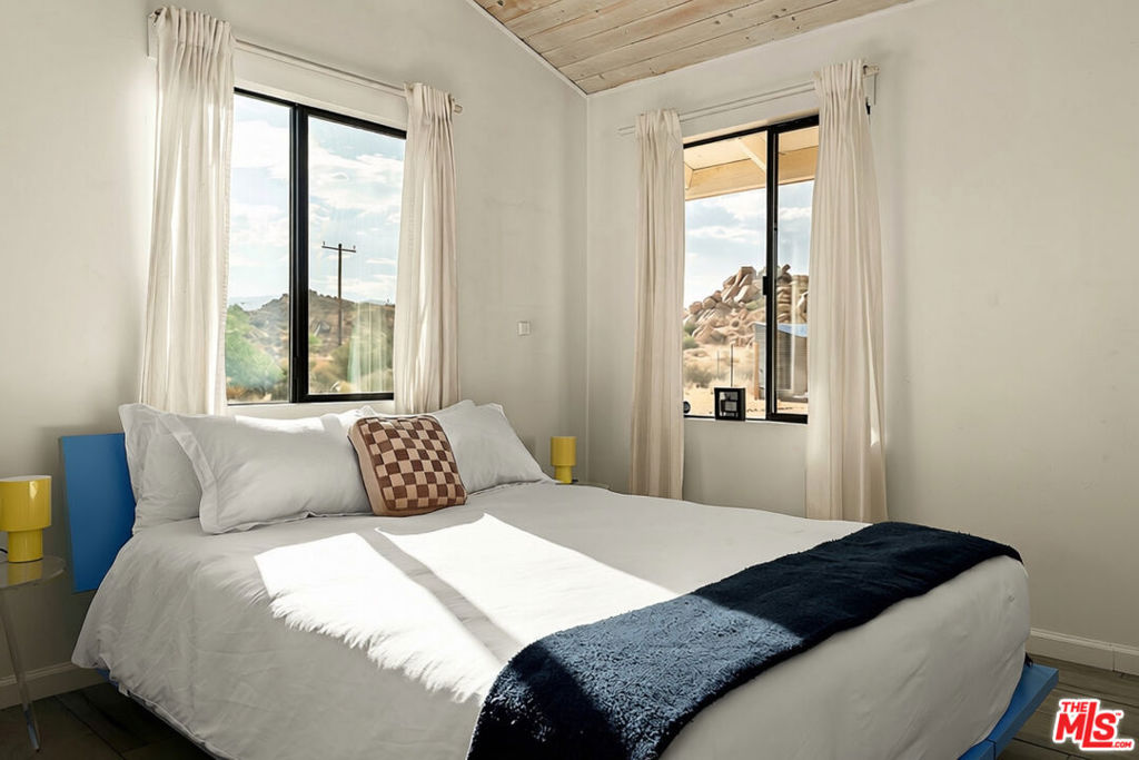52733 Oak Dr, Pioneertown, CA 92268